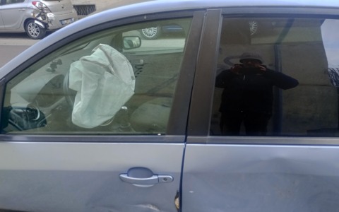 In via Marco Polo tra rifiuti e un’auto abbandonata con gli airbag esplosi