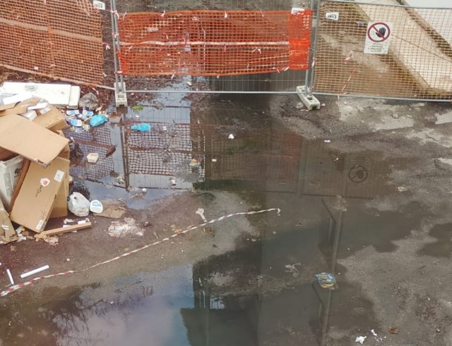 “In via Natale Palli siamo ostaggio della spazzatura e della puzza”