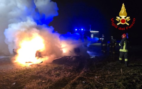 Una vettura completamente divorata dalle fiamme