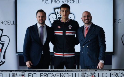 Pro Vercelli: ufficiale il rinnovo di Burruano per “gestire” l’assalto del mercato estivo