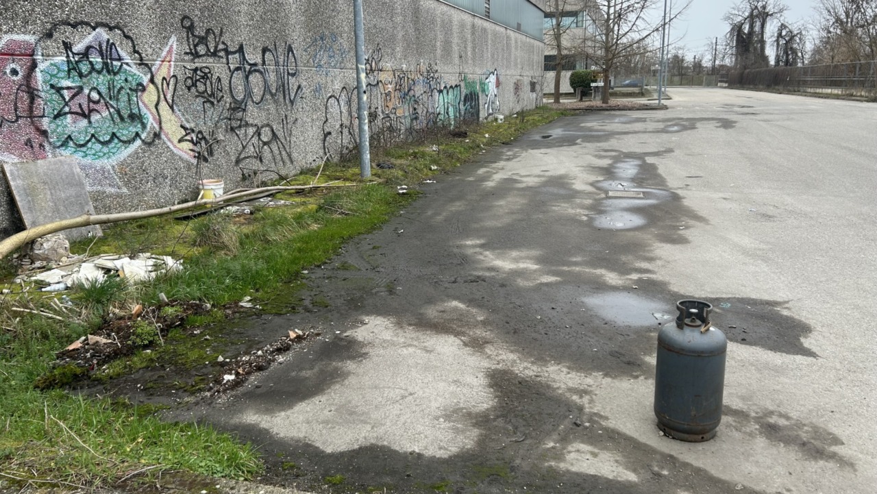 Nuove frontiere dell’inciviltà: in corso Rigola c’è chi abbandona bombole del gas in mezzo alla strada