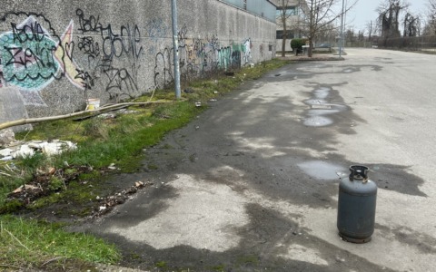 Nuove frontiere dell’inciviltà: in corso Rigola c’è chi abbandona bombole del gas in mezzo alla strada