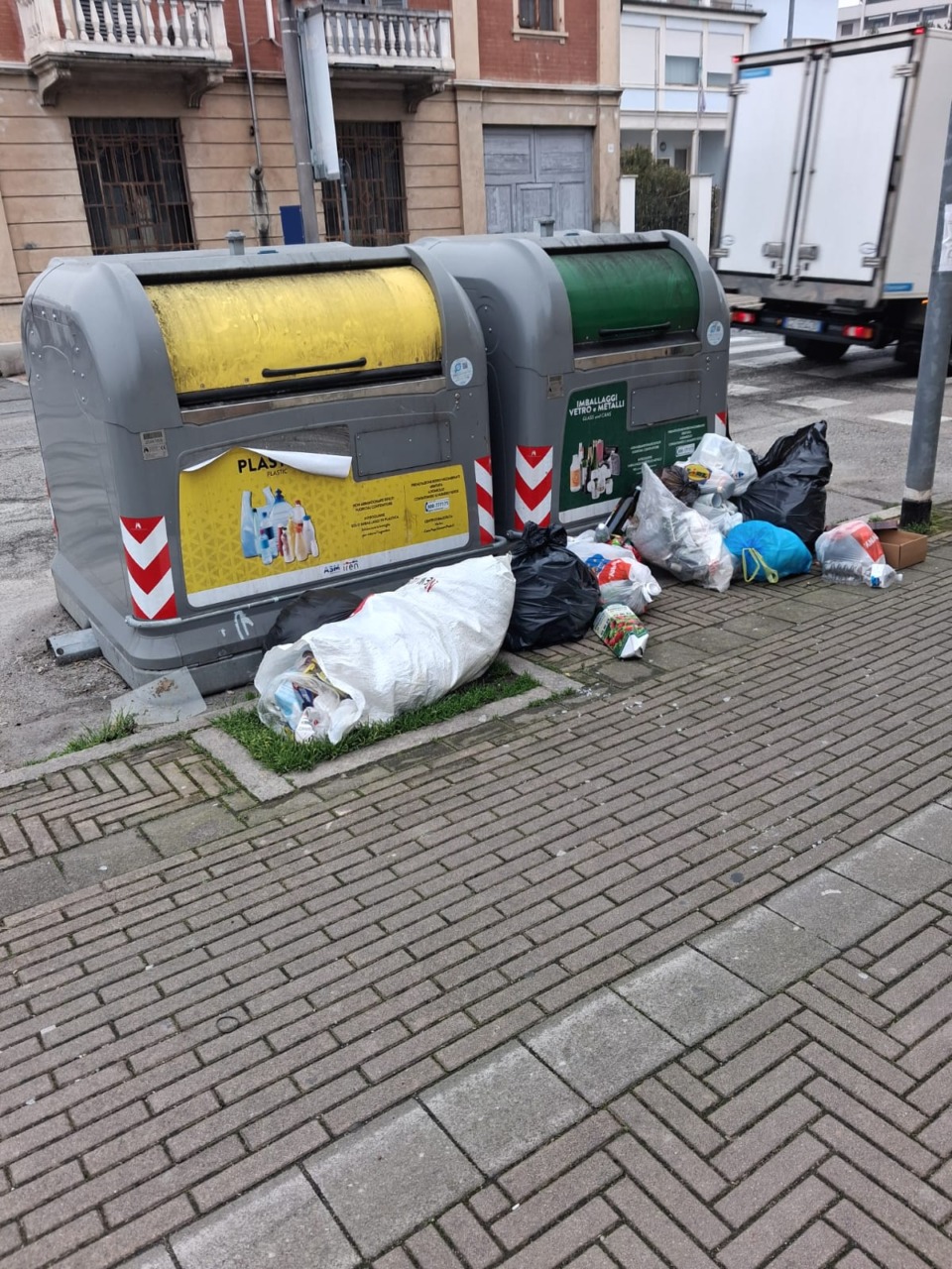 Corso Prestinari 209: ancora rifiuti davanti ai cassonetti