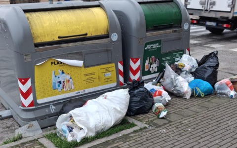 Corso Prestinari 209: ancora rifiuti davanti ai cassonetti