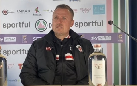 VIDEO – Dolomiti Bellunesi-Pro Vercelli 1-2, Santoni: “Nel 1° tempo abbiamo sofferto gli impegni ravvicinati”