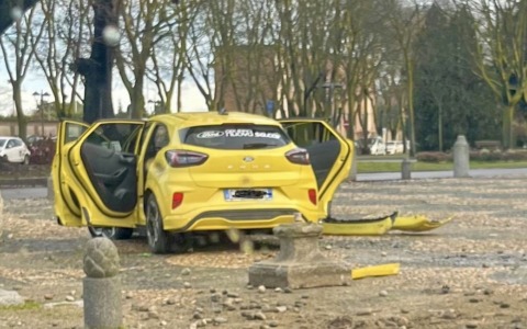 Esce di strada e finisce con l’auto sul sagrato del Duomo