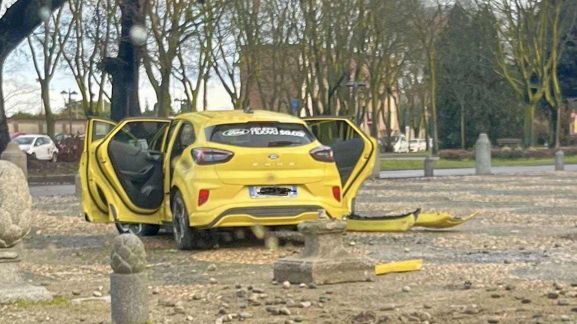 Esce di strada e finisce con l’auto sul sagrato del Duomo