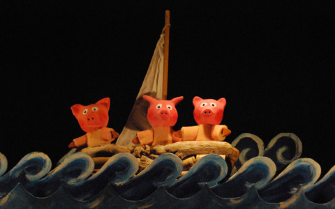 Rassegna Teatro in famiglia: in via Dante arriva lo spettacolo “I tre porcellini alla ricerca della felicità”