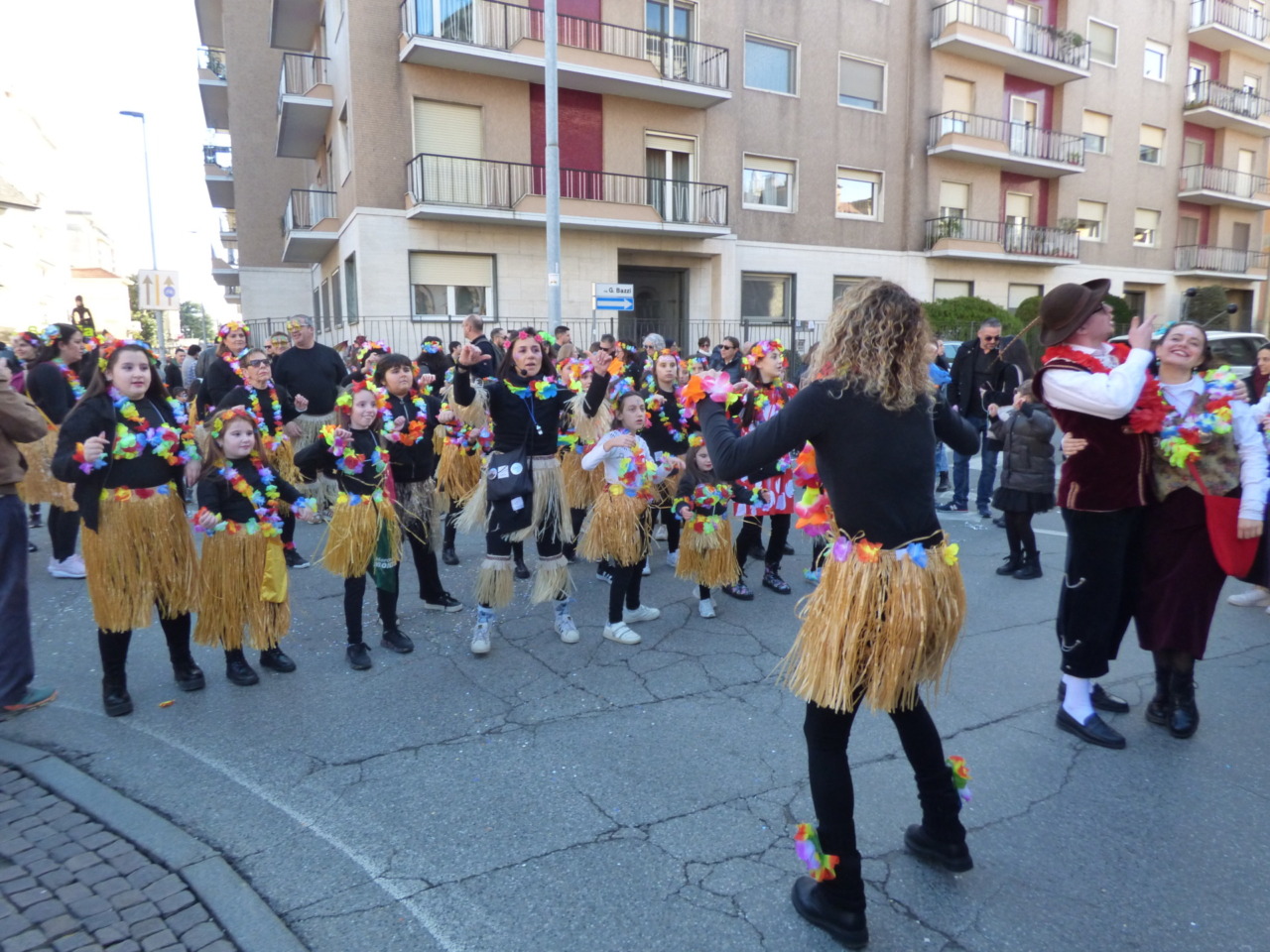Vercelli: il sole e l’allegria portano in trionfo il Carnevale – GALLERY