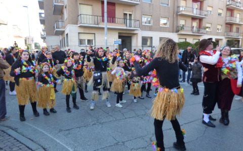Vercelli: il sole e l’allegria portano in trionfo il Carnevale – GALLERY