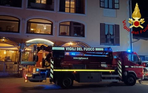 Incendio alla canna fumaria: l’intervento dei vigili del fuoco