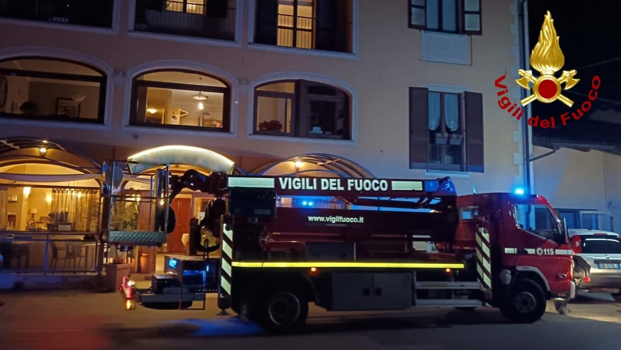 Incendio alla canna fumaria: l’intervento dei vigili del fuoco