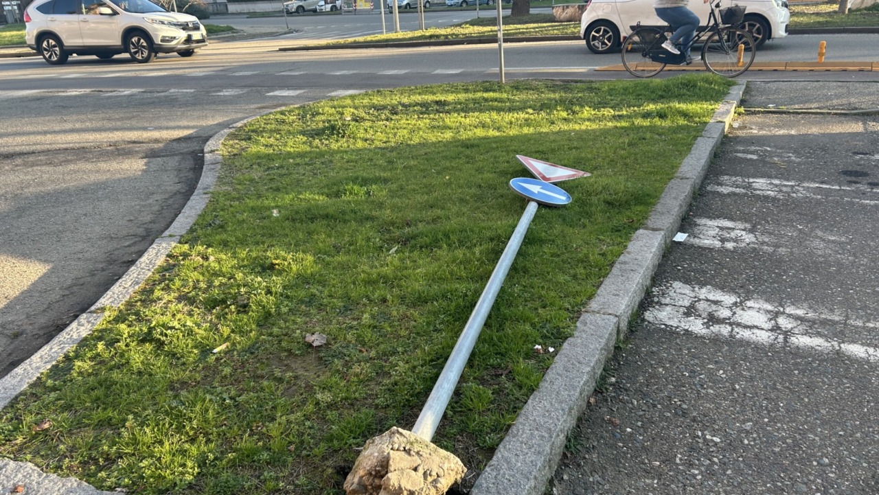 “Ma quando sistemeranno il cartello di dare precedenza sradicato in Piazza Medaglie d’Oro?”