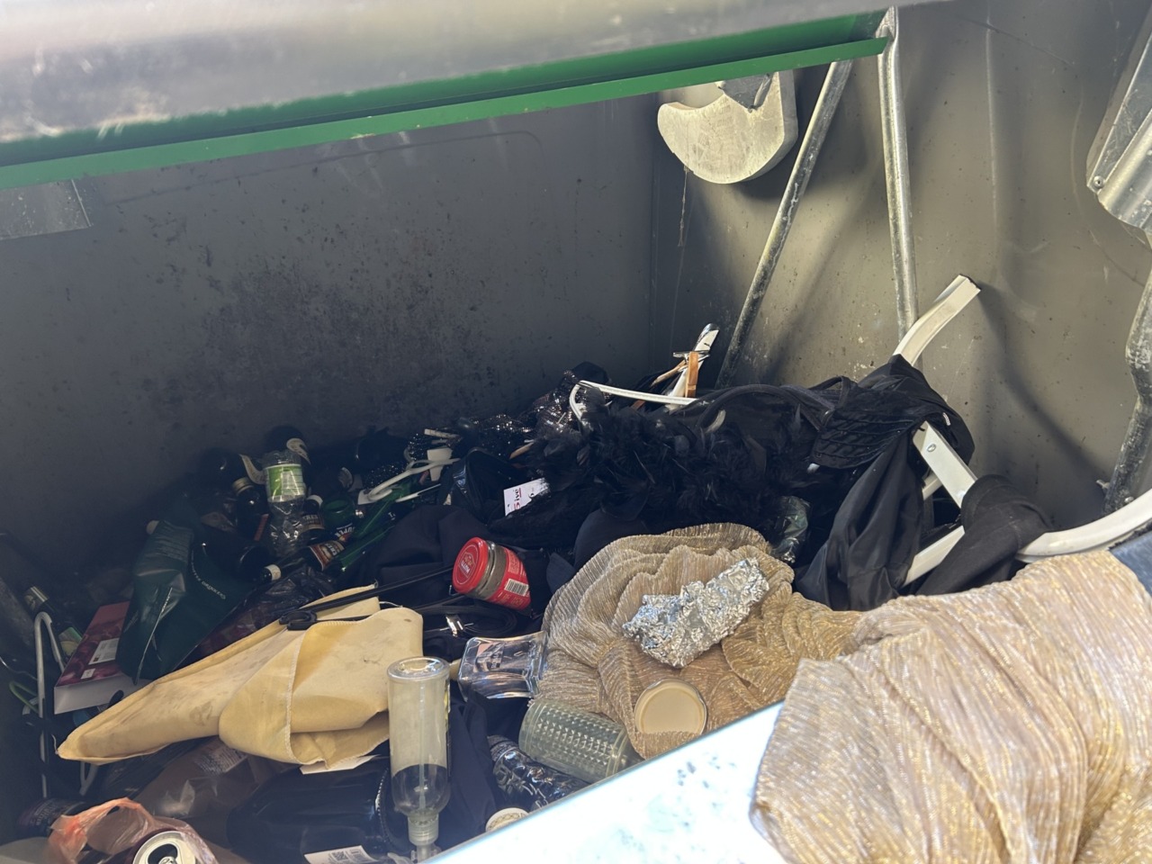 Niente da fare: nel raccoglitore verde di via Santorre, continua a essere gettato di tutto tranne… il vetro