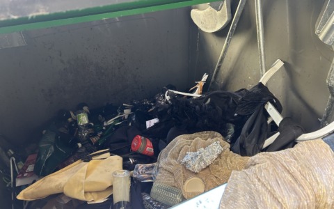 Niente da fare: nel raccoglitore verde di via Santorre, continua a essere gettato di tutto tranne… il vetro