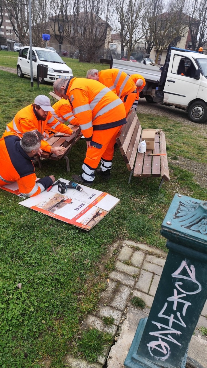 Cinquecento listelli in legno per aggiustare le panchine distrutte in città