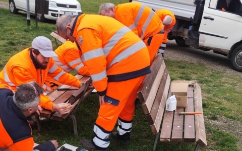 Cinquecento listelli in legno per aggiustare le panchine distrutte in città