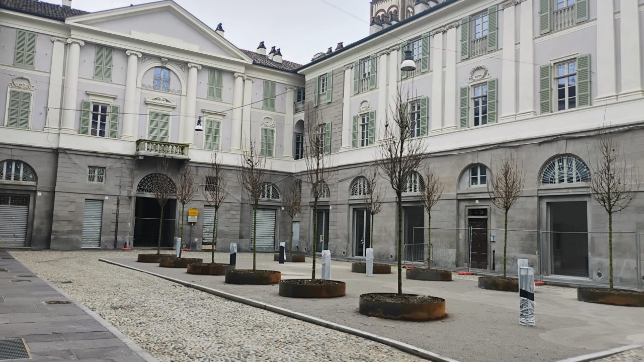A Vercelli, piazza Ambrogio Alciati torna finalmente fruibile ai pedoni