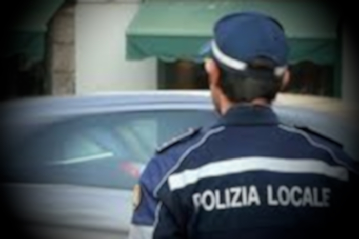 Agente di Polizia Locale soccorre una donna in stato confusionale