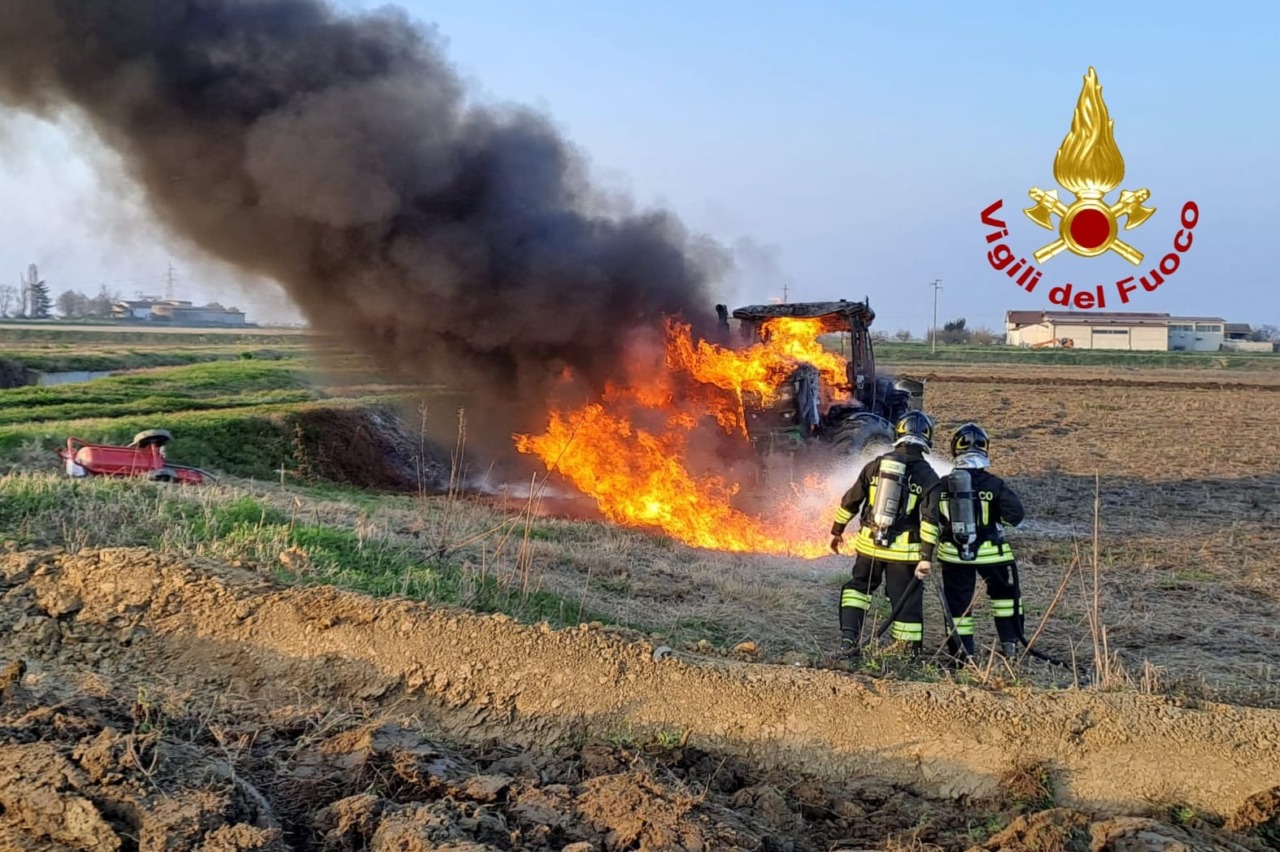 Le fiamme divorano un mezzo agricolo nelle campagne