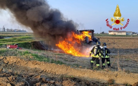 Le fiamme divorano un mezzo agricolo nelle campagne