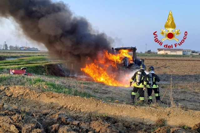 Le fiamme divorano un mezzo agricolo nelle campagne