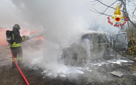 Incendio di un furgone: mezzo distrutto