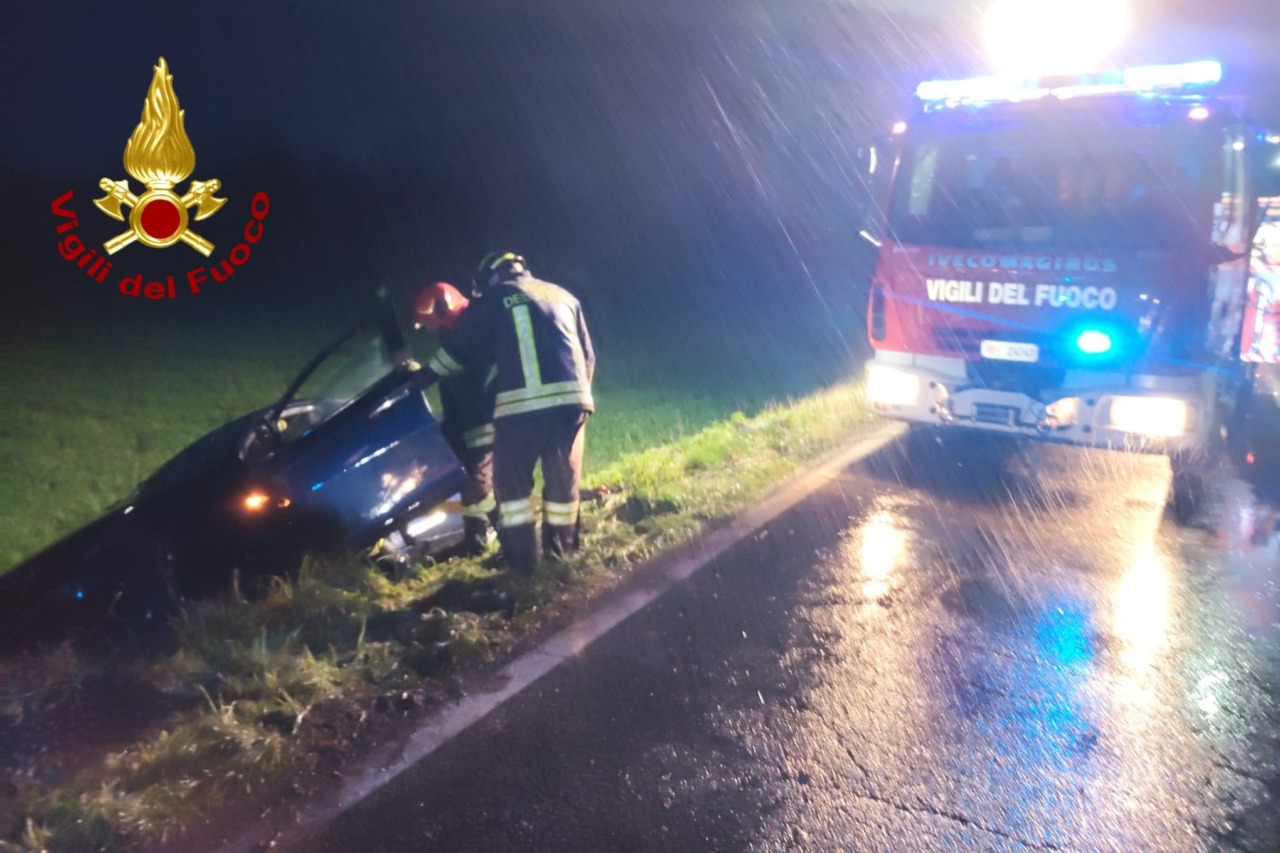 Finisce in bilico sul canale con l’auto: soccorso e portato in ospedale