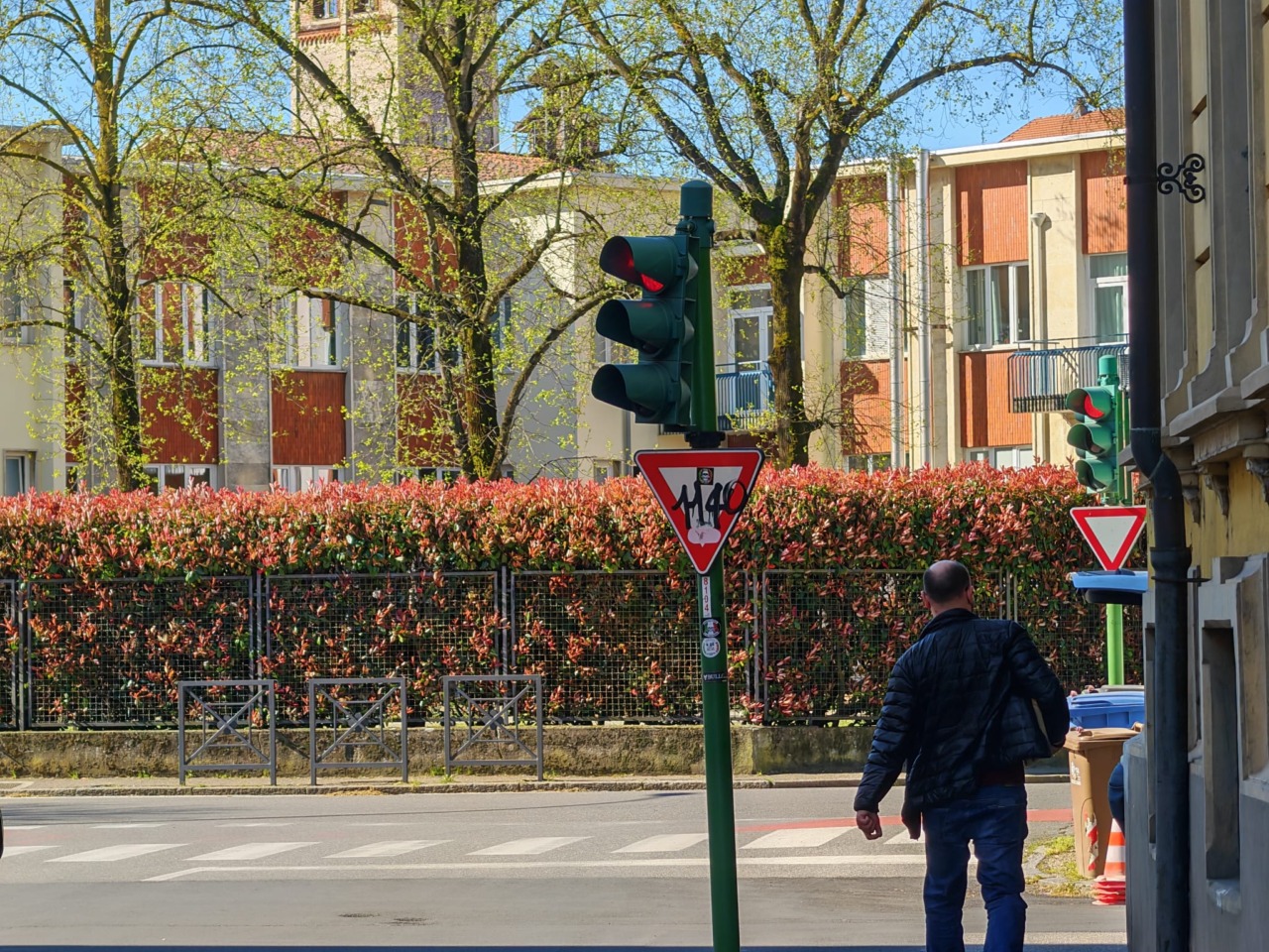 Il vento ruota il semaforo: problemi all’incrocio tra via Lagrangia e corso Italia