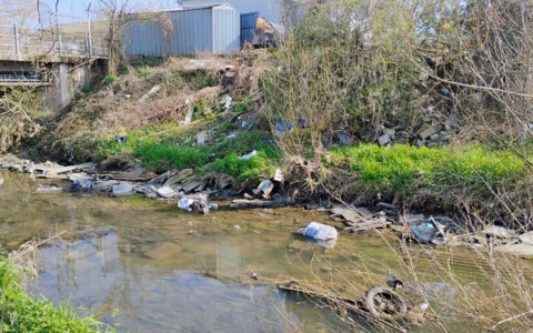 Il Cervetto diventa discarica “privata” del campo nomadi. Disastro ecologico in via Trento