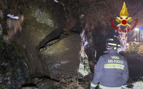 Caduta massi lungo la strada provinciale, l’intervento dei vigili del fuoco