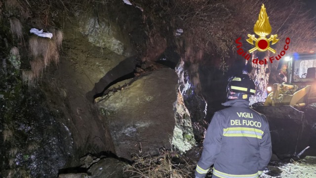 Caduta massi lungo la strada provinciale, l’intervento dei vigili del fuoco