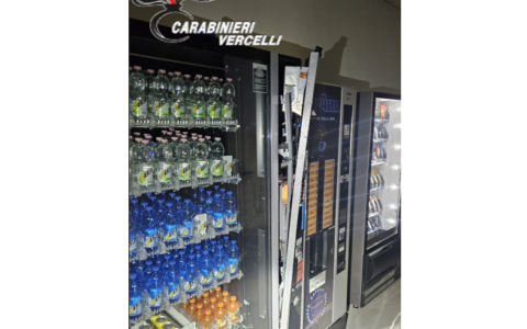 Beccato in flagrante mentre scassinava un distributore di snack e bevande in una scuola