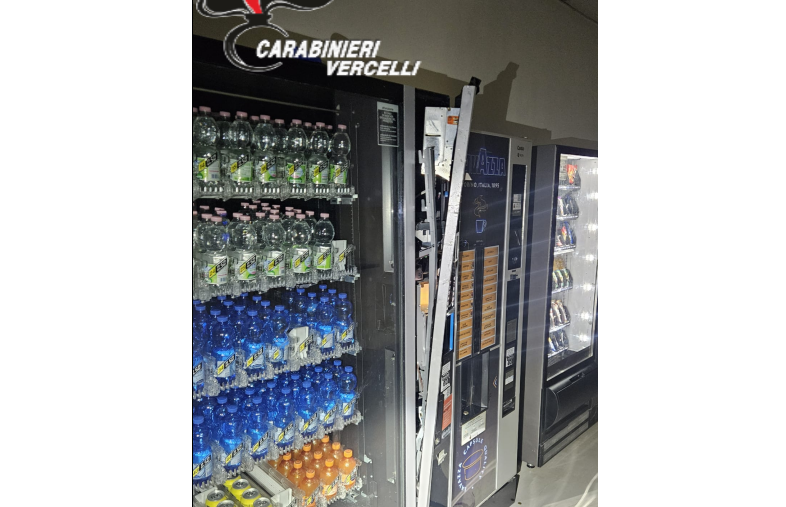 Beccato in flagrante mentre scassinava un distributore di snack e bevande in una scuola