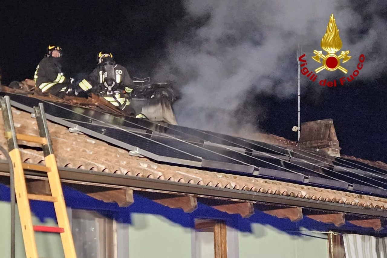 Incendio di un tetto nella nottata