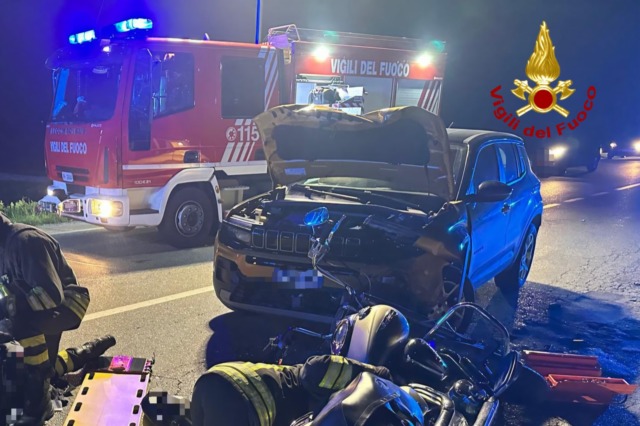 Auto contro moto: ferito il motociclista