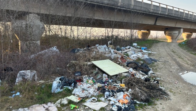 Occhio non vede, cuore non duole: le istituzioni si sono rassegnate sulle discariche tra Vercelli e Prarolo?
