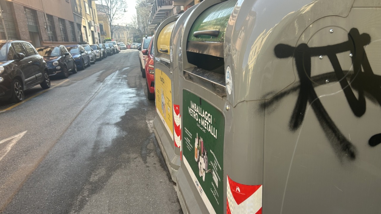 Gettano nel vetro latte di vernice verde, che poi perdono e inondano la strada: ennesima idiozia in via Santorre