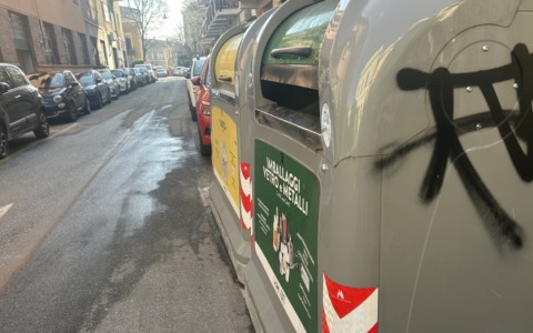 Gettano nel vetro latte di vernice verde, che poi perdono e inondano la strada: ennesima idiozia in via Santorre