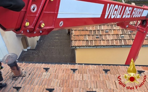 Camino in fiamme, intervengono i vigili del fuoco