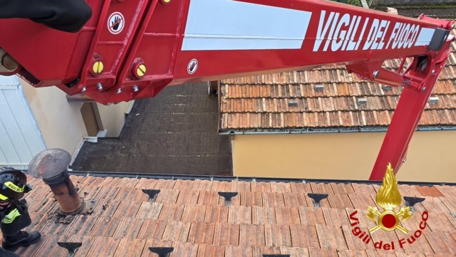 Camino in fiamme, intervengono i vigili del fuoco