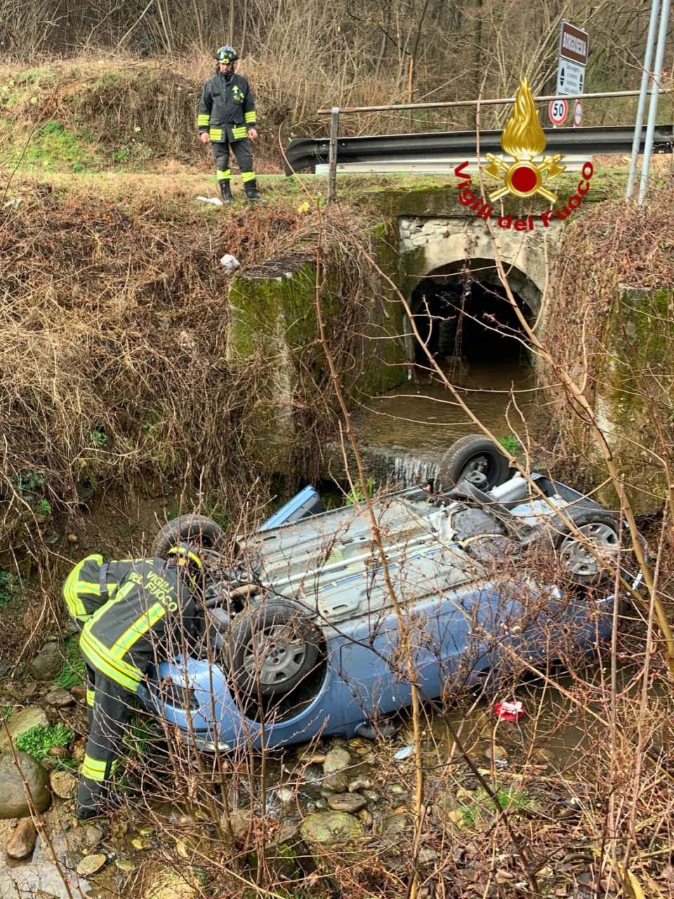Auto si ribalta e finisce nel canale. L’intervento dei vigili del fuoco