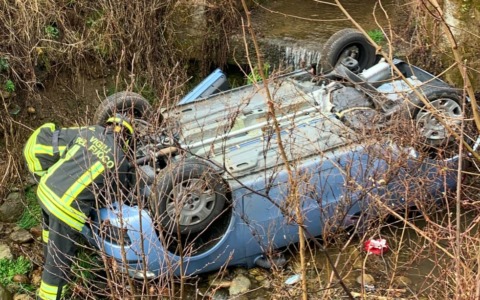 Auto si ribalta e finisce nel canale. L’intervento dei vigili del fuoco