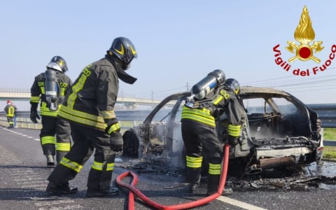 Auto in fiamme lungo l’autostrada: intervengono i vigili del fuoco