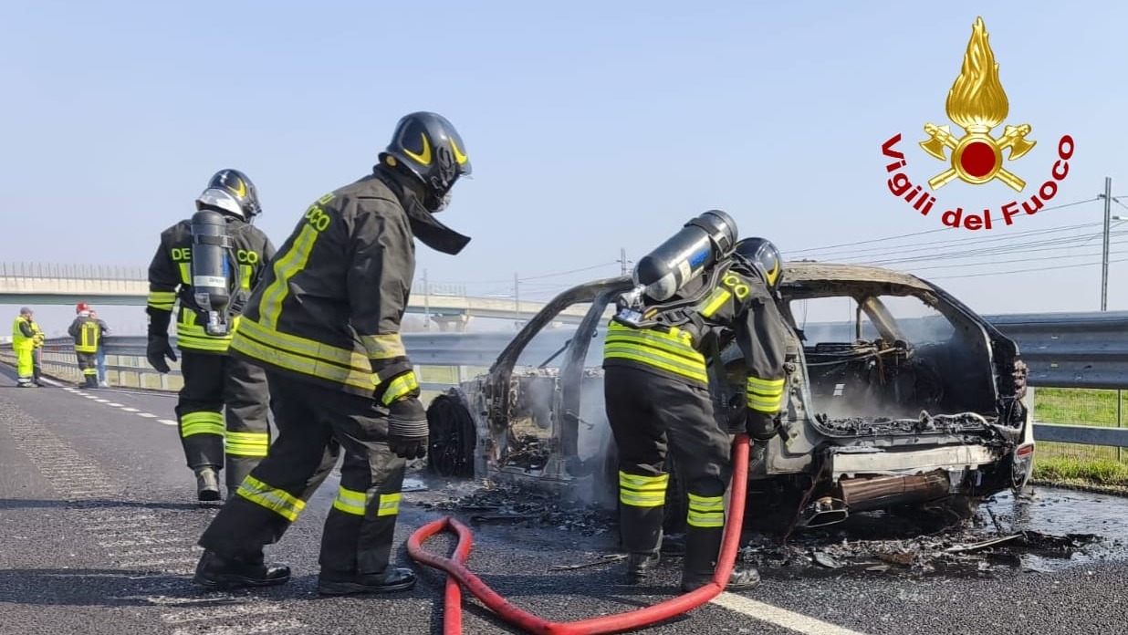 Auto in fiamme lungo l’autostrada: intervengono i vigili del fuoco