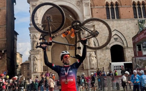 Velo Club Vercelli: un super Massimiliano Muraro sulle orme di Pogacar alla Granfondo Strade Bianche