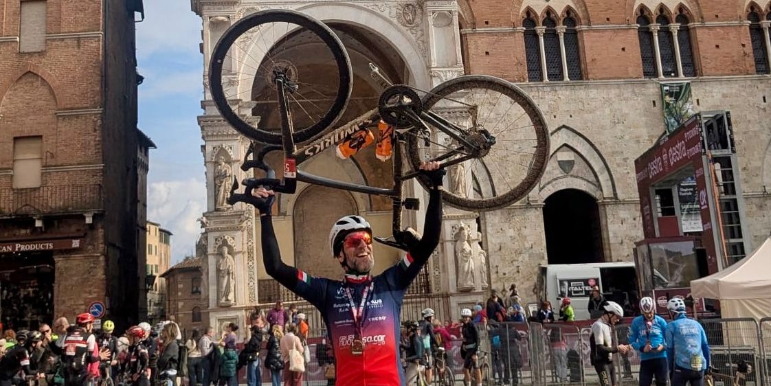 Velo Club Vercelli: un super Massimiliano Muraro sulle orme di Pogacar alla Granfondo Strade Bianche
