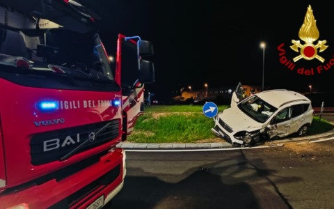 Incidente stradale tra due auto: madre e figlio finiscono in ospedale