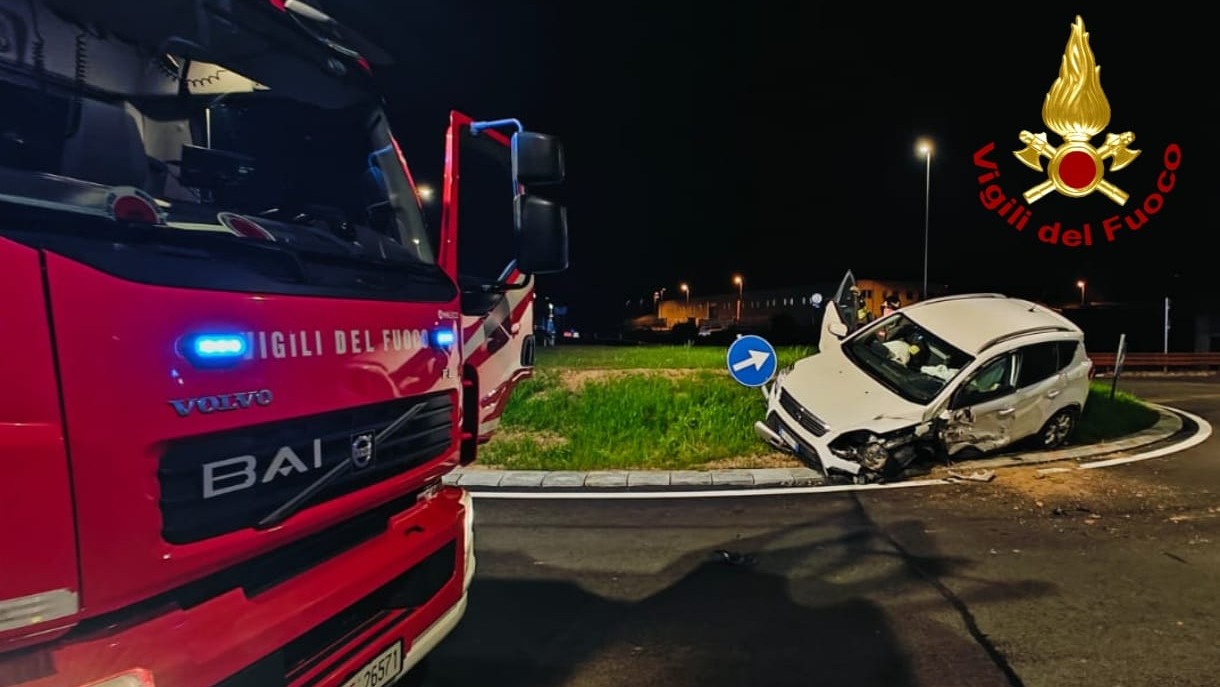 Incidente stradale tra due auto: madre e figlio finiscono in ospedale