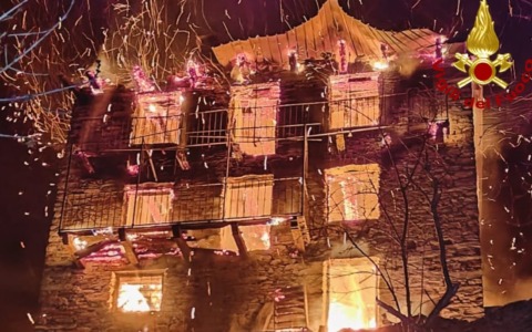 VIDEO – In fiamme stabile di tre  piani e parte del bosco limitrofo:  i vigili del fuoco evitano il peggio